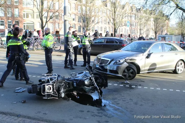 Motorrijder raakt zwaargewond bij ongeval met taxi