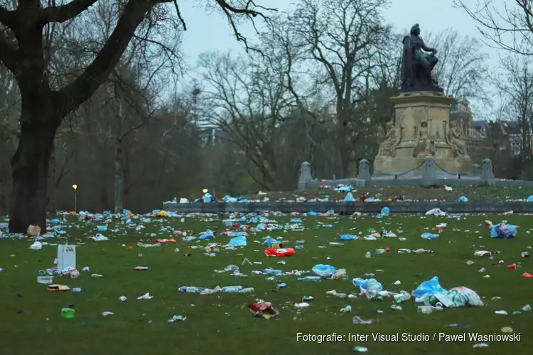 Enorme rommel in Vondelpark na ontruiming