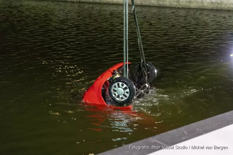 Auto te water bij VOC-kade. Inzittenden in kritieke toestand naar ziekenhuis