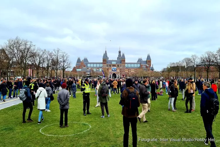 Ook op 1e Paasdag vele "koffiedrinkers" op Museumplein