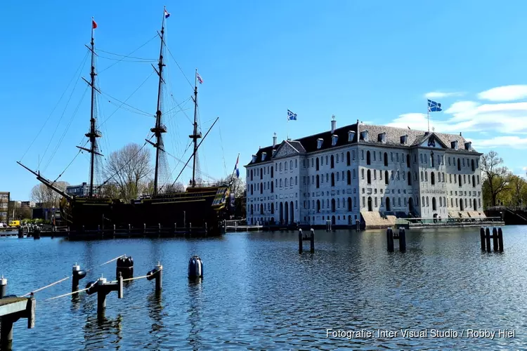 Opgeknapte replica van VOC-schip Amsterdam terug bij het Scheepvaartmuseum