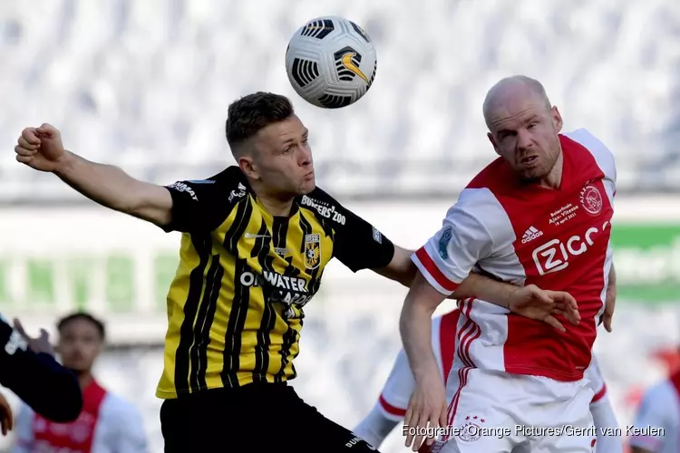 Ajax wint bekerfinale van Vitesse door late goal Neres