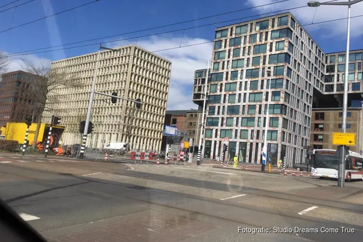 Files op Prins Hendrikkade; door afsluiting achterzijde station