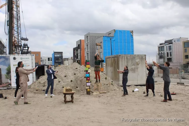 Start bouw eerste wooncoöperatie van Amsterdam met grote klap op de meerpaal ingeluid!