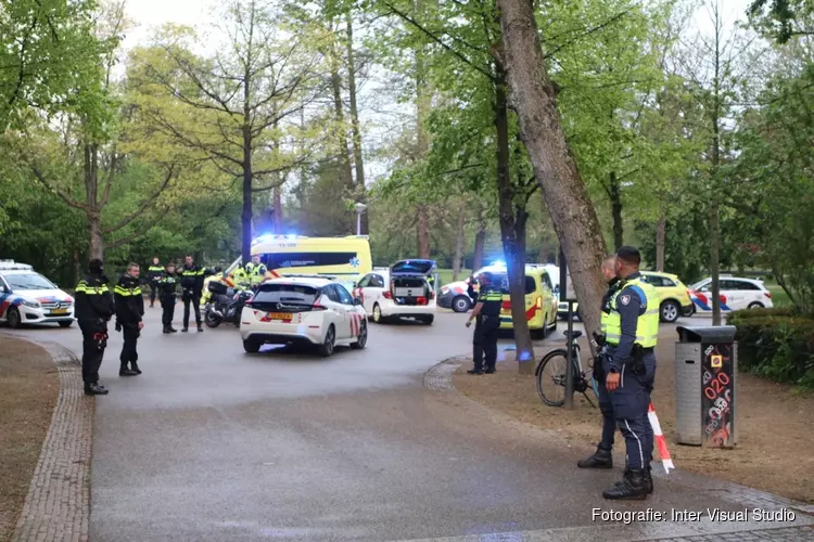 Man met steekwonden in de nek aangetroffen in Vondelpark, politie zoekt getuigen