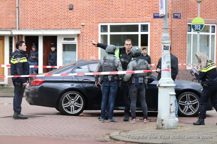 Veel politie in Noord na schietpartij op de Meeuwenlaan. Één verdachte doodgeschoten in Broek in Waterland.