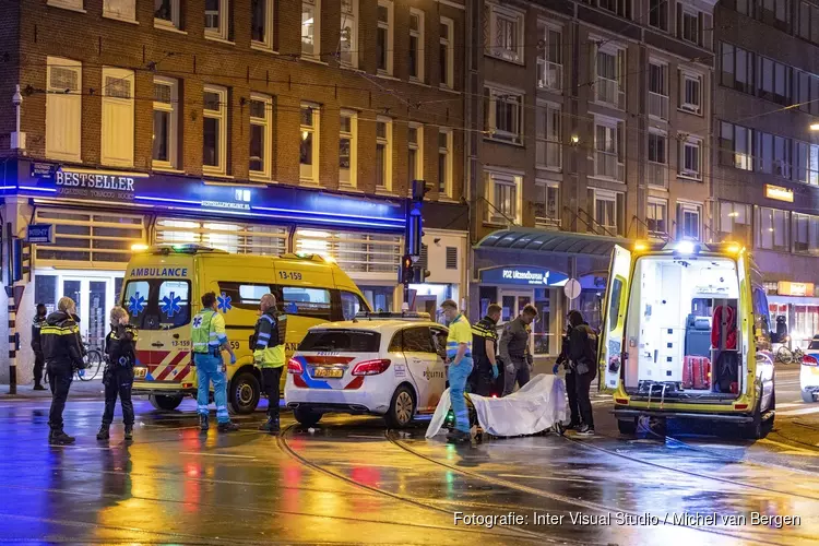 Man steekt met mes in op mensen in Amsterdam, dode en vier gewonden