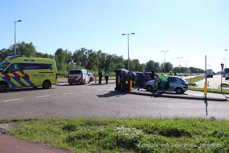 Auto op z&#39;n kant na botsing in Westelijk Havengebied