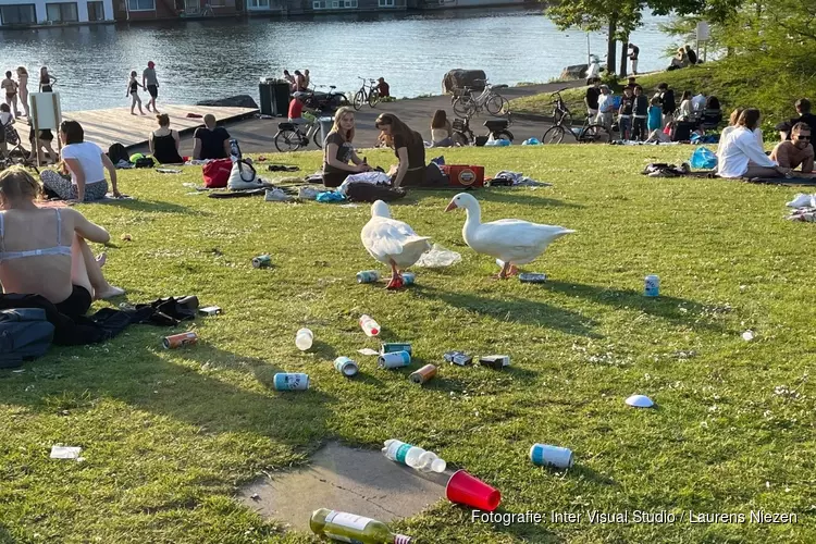 Gezellige drukte op Schinkeleilanden, maar ook heel veel troep