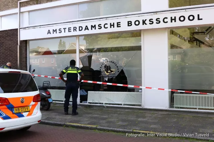 Auto tegen boksschool gereden