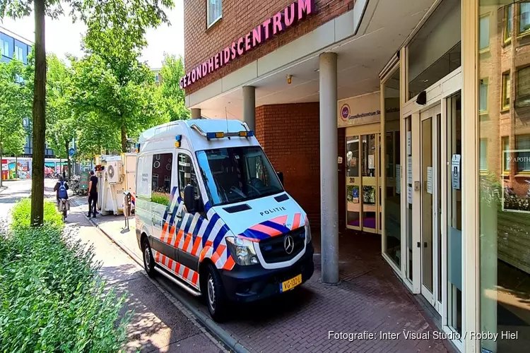 Politieonderzoek in woning Van Hallstraat na vondst lichaam