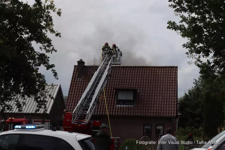 Woning onbewoonbaar na brand in dak in Amsterdam