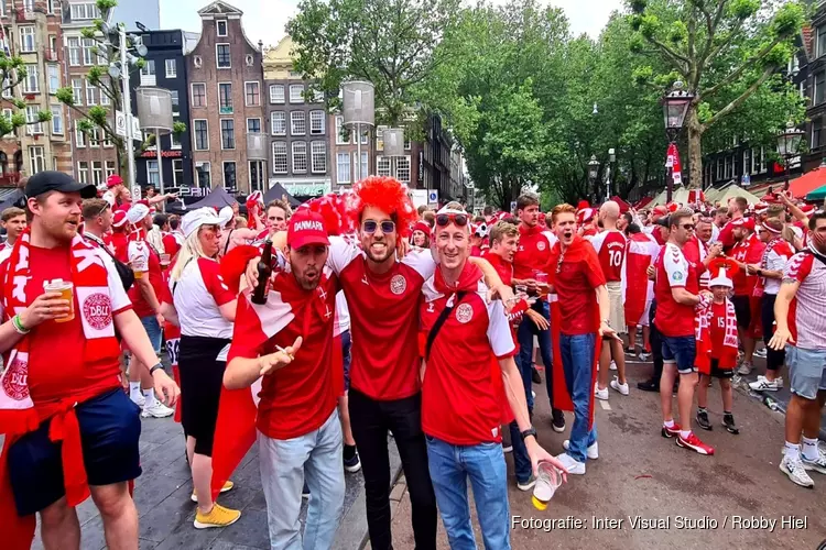 Honderden Deense voetbalsupporters op het Rembrandtplein