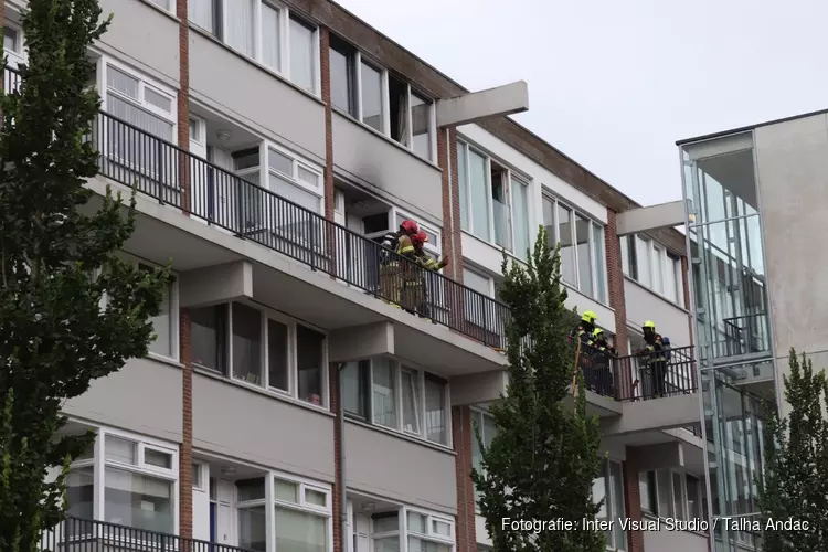 Uitslaande brand in flatwoning Geuzenveld