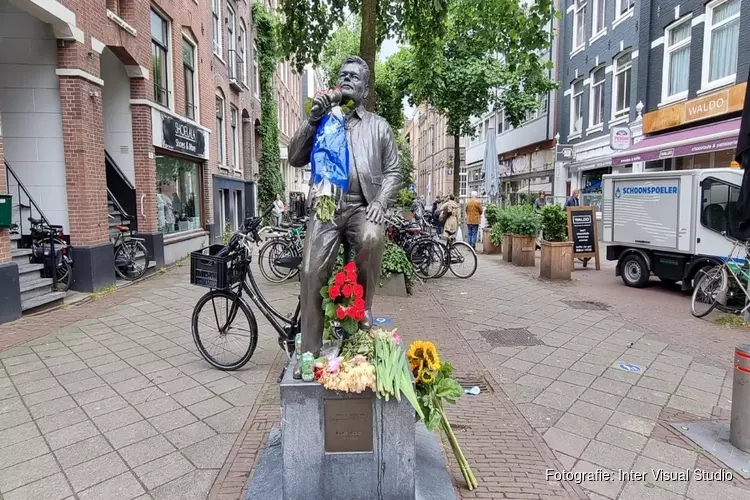 Bloemen bij standbeeld Andre Hazes