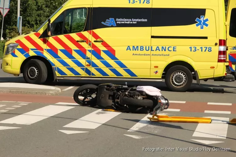 Auto rijdt door na ongeval in Amstelveen