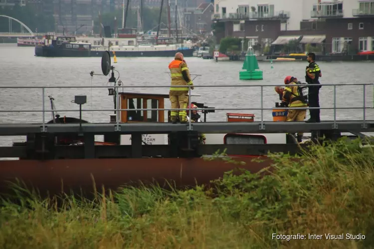 Brand op binnenvaartschip in Amsterdam-Oost