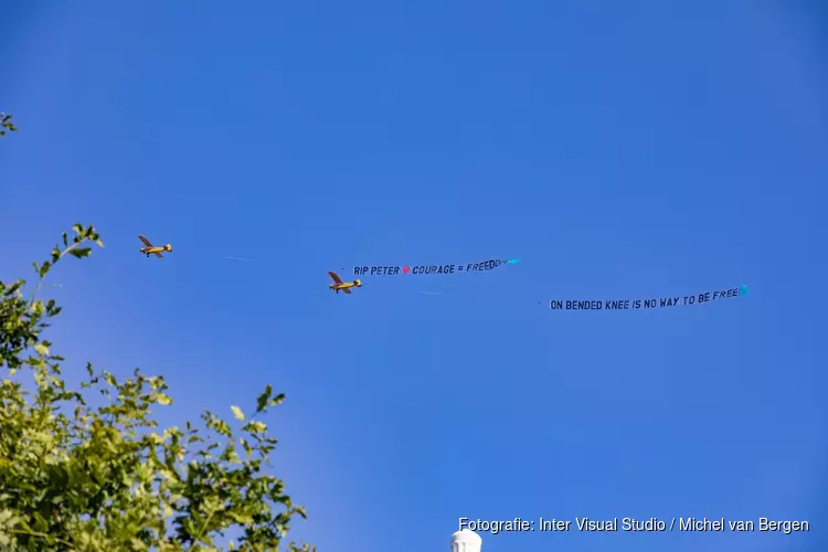 Vliegtuigjes boven Amsterdam voor Peter R. de Vries