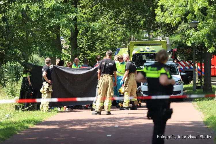 Traumahelikopter ter plaatse voor rolstoel te water Wilnisgracht