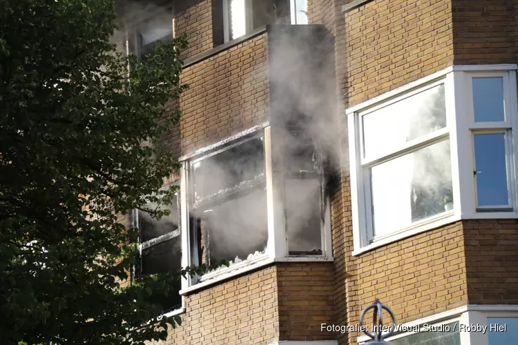 Twee gewonden bij brand in flat Van Hallstraat