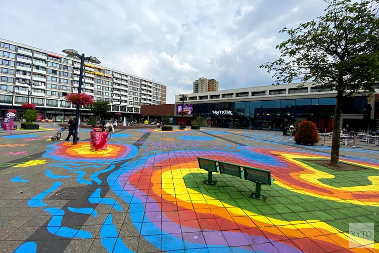 Osdorpplein tovert het winkelgebied met ruim 400 liter duurzame verf om in een urban hotspot. Color the City maakt van Osdorp de kleurrijkste plek van Amsterdam.