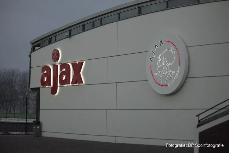 Ajax contracteert Sten Kremers