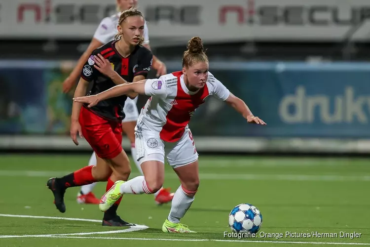 Ajax Vrouwen beginnen competitie met zevenklapper in Rotterdam