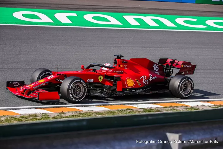 Ferrari&#39;s snel in tweede vrije training, Verstappen vijfde