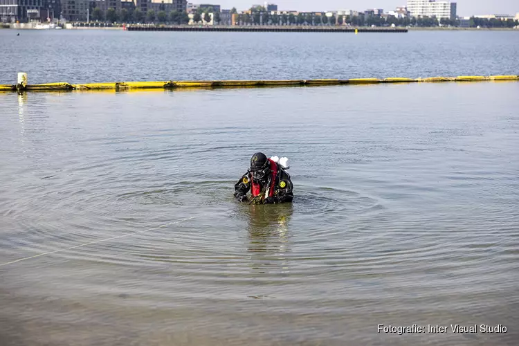 Brandweerduiker doet onderzoek naar mogelijk te water geraakt persoon