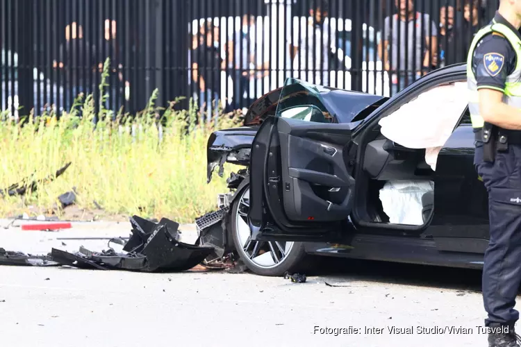 Een gewonde en vier auto&#39;s schade bij ongeval in Amsterdam