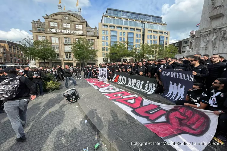 Turkse voetbalfans van Besiktas verzamelen op de Dam