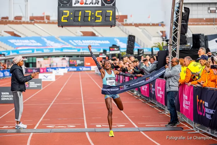 Tola en Tanui winnen TCS Amsterdam Marathon in recordtijden