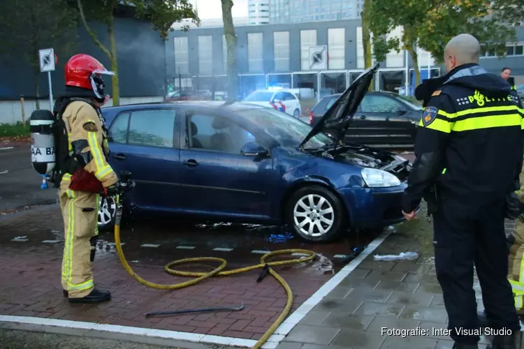 Geparkeerde auto in brand in Amsterdam-Zuidoost