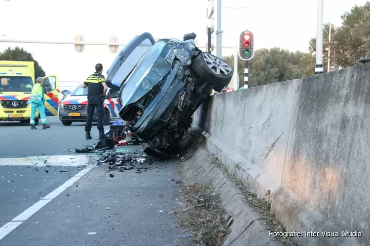 Ongeval in Amsterdam-Noord, auto op betonblok