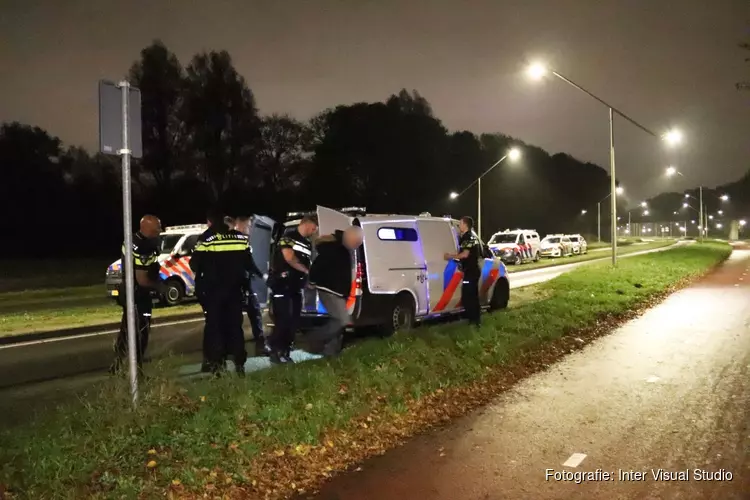 Auto in brand, een persoon aangehouden