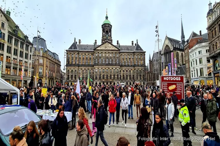 Duizenden mensen ondanks geannuleerde demonstratie op de Dam. Protestmars zonder problemen verlopen