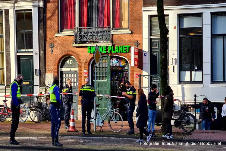 Overval op souvenirwinkel, medewerker gestoken