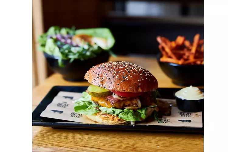 BurgerBar geeft 4000 hamburgermenu&#39;s aan Voedselbank