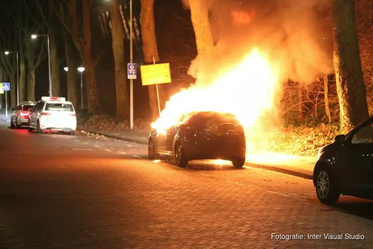 Auto brand uit aan Nachtwachtlaan na meerdere explosies