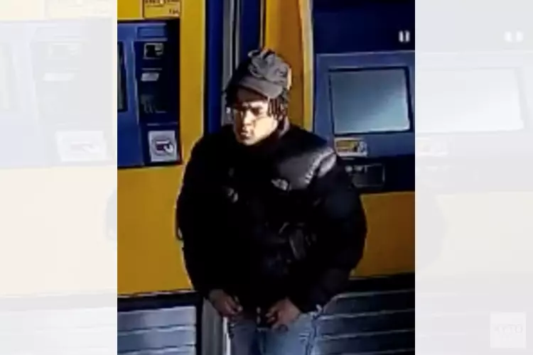 Gezocht: Betalen met gestolen bankpas op station Sloterdijk na insluiping in woning Voorburgstraat