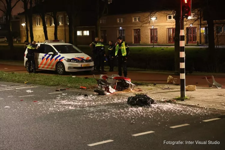 Scooter crasht tijdens politie-achtervolging