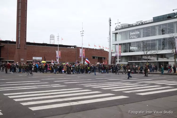 Duizenden demonstranten op Museumplein, groep tegendemonstranten afgevoerd