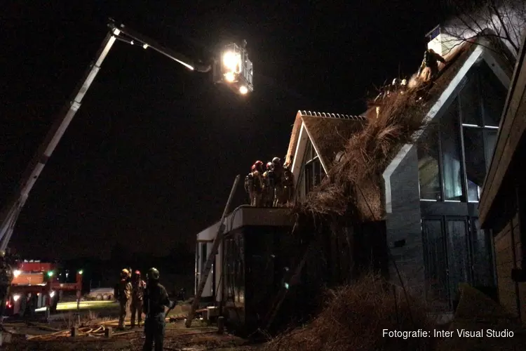 Brand bij woning met rieten kap in Amstelveen