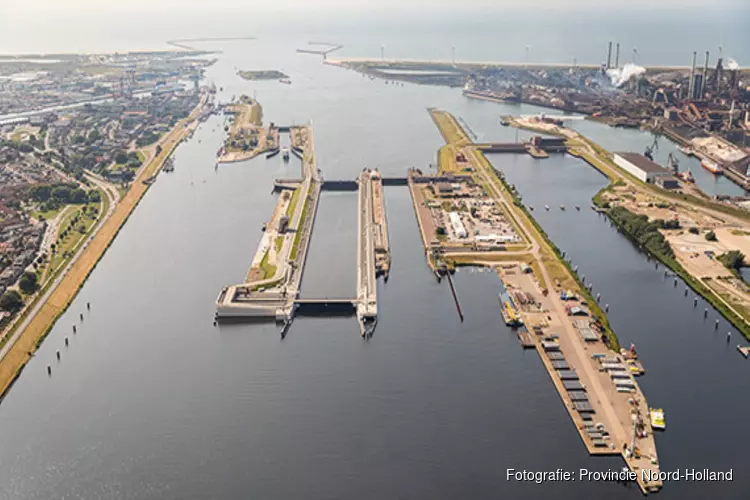 Koning opent Zeesluis IJmuiden