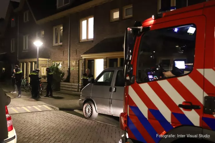 Explosie bij voordeur woning in Amsterdam-Noord