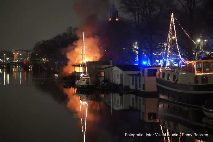 Huisdieren overleden en twee gewonden bij brand op woonboot