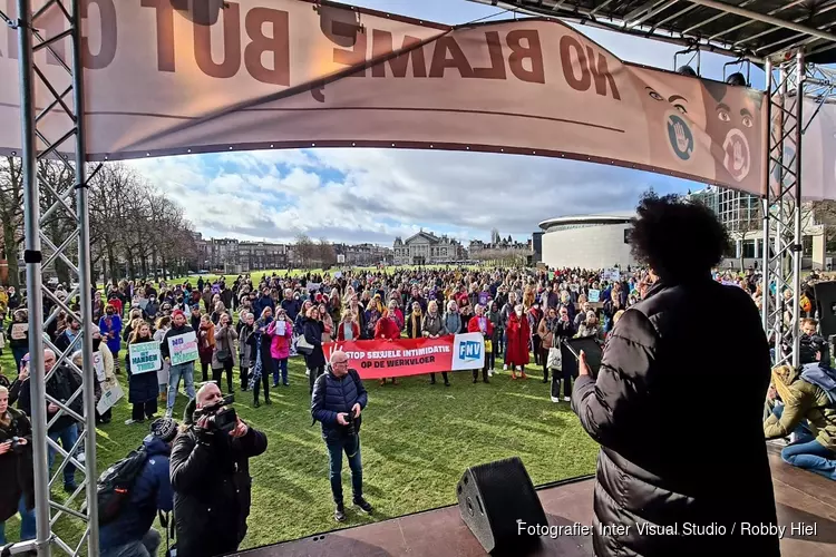 Honderden demonstranten tegen seksueel geweld op Museumplein