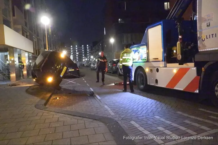 Vluchtende automobilist crasht in straat Amsterdam-Slotervaart