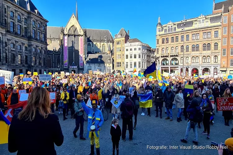 Duizenden mensen op de Dam voor vredesdemonstratie