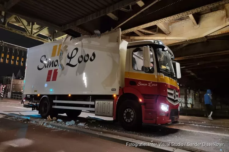 Treinverkeer stilgelegd vanwege vrachtwagen tegen spoorbrug